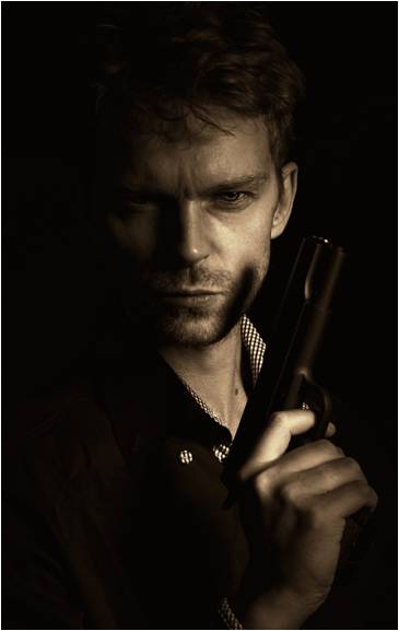 The Man with the Golden Gun summary in Hindi - James Bond novel